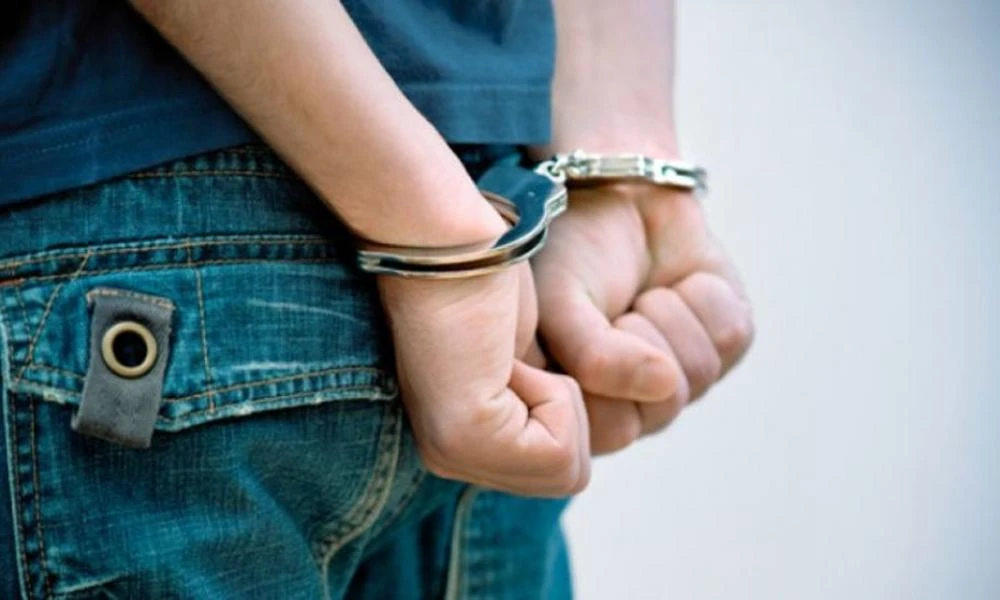 Γλυφάδα: Χειροπέδες σε 16χρονο αλλοδαπό μέλος συμμορίας που διέπραττε ληστείες σε βάρος ανηλίκων